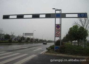 Китай Просигнализируйте поляка светофора Гр65 изготовления на заказ 4м/6м гальванизированные фонарные столбы дороги поставщик
