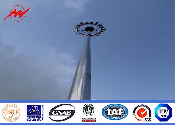 Высокий порошок путя покрыл высокие полюсы освещения рангоута с поднимаясь системой