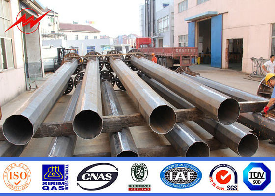 морской порт 40m Multi, котор встали на сторону освещая высокую башню рангоута с поднимаясь системой